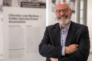 Vortrag: Dr. Norbert Göttler - Bairisch – ein Buch mit sieben Siegeln? (Bild für) Vortrag: Dr. Norbert Göttler - Bairisch – ein Buch mit sieben Siegeln?